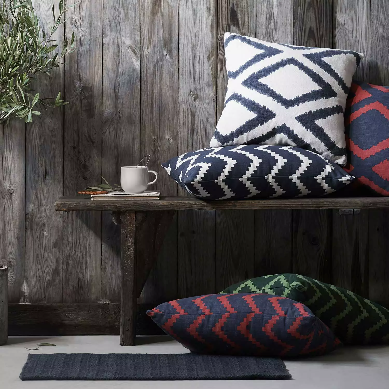 Chhatwal & Jonsson Ikat Sema Kissen 40x60 Cm Im Freien Nutzbar, Blau / Off-white 4 Chhatwal & Jonsson Ikat Sema Kissen 40x60 Cm Im Freien Nutzbar, Blau / Off-white – Bild 2