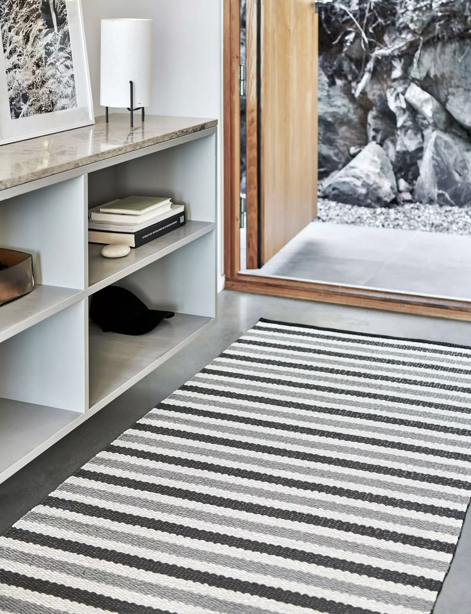 Pappelina Teo Teppich Warmes Grau / Charcoal / Vanilla, 70x240 Cm 4 Pappelina Teo Teppich Warmes Grau / Charcoal / Vanilla, 70x240 Cm – Bild 2