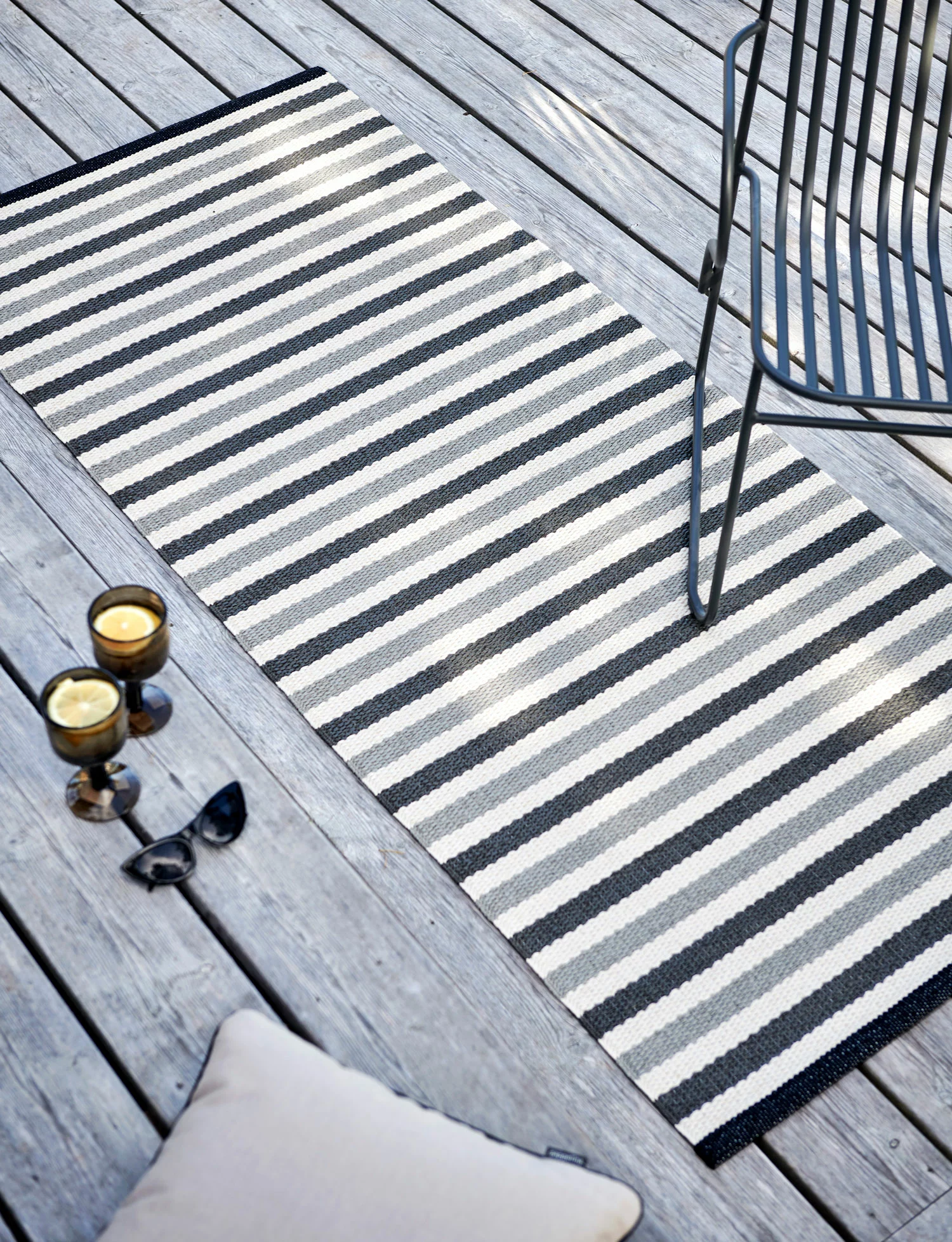 Pappelina Teo Teppich Warmes Grau / Charcoal / Vanilla, 70x240 Cm 6 Pappelina Teo Teppich Warmes Grau / Charcoal / Vanilla, 70x240 Cm – Bild 4