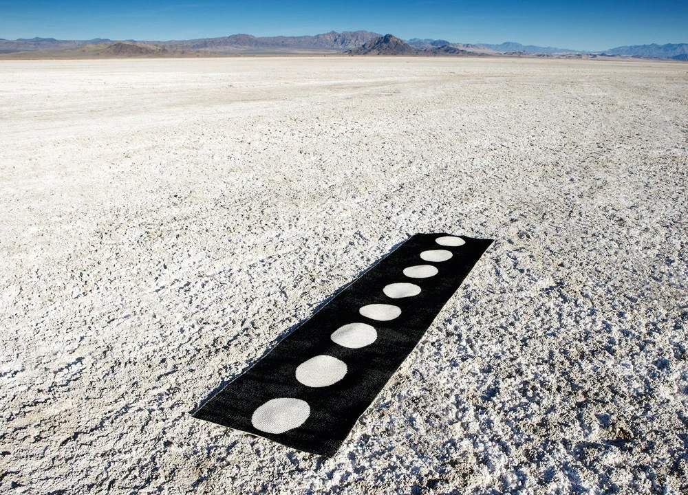 Pappelina Vera Matte 70x375 Cm, Charcoal/Vanilla 4 Pappelina Vera Matte 70x375 Cm, Charcoal/Vanilla – Bild 2