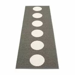 Pappelina Vera Matte 70x375 Cm, Charcoal/Vanilla