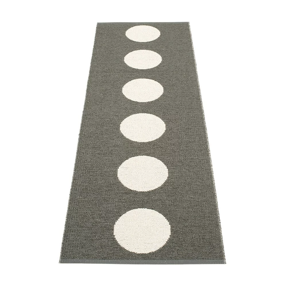 Pappelina Vera Matte 70x375 Cm, Charcoal/Vanilla 3 Pappelina Vera Matte 70x375 Cm, Charcoal/Vanilla